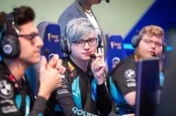 前LOL人氣(qì)选手下海，變(biàn)身福利姬(jī)收费明(míng)码标价，開(kāi)發(fā)全新(xīn)致(zhì)富路？