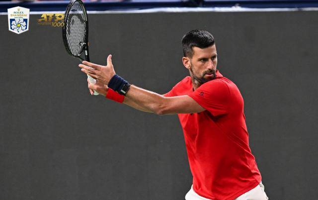 王一博观战！德约2-1逆转资格赛黑马 晋级上海大师赛16强