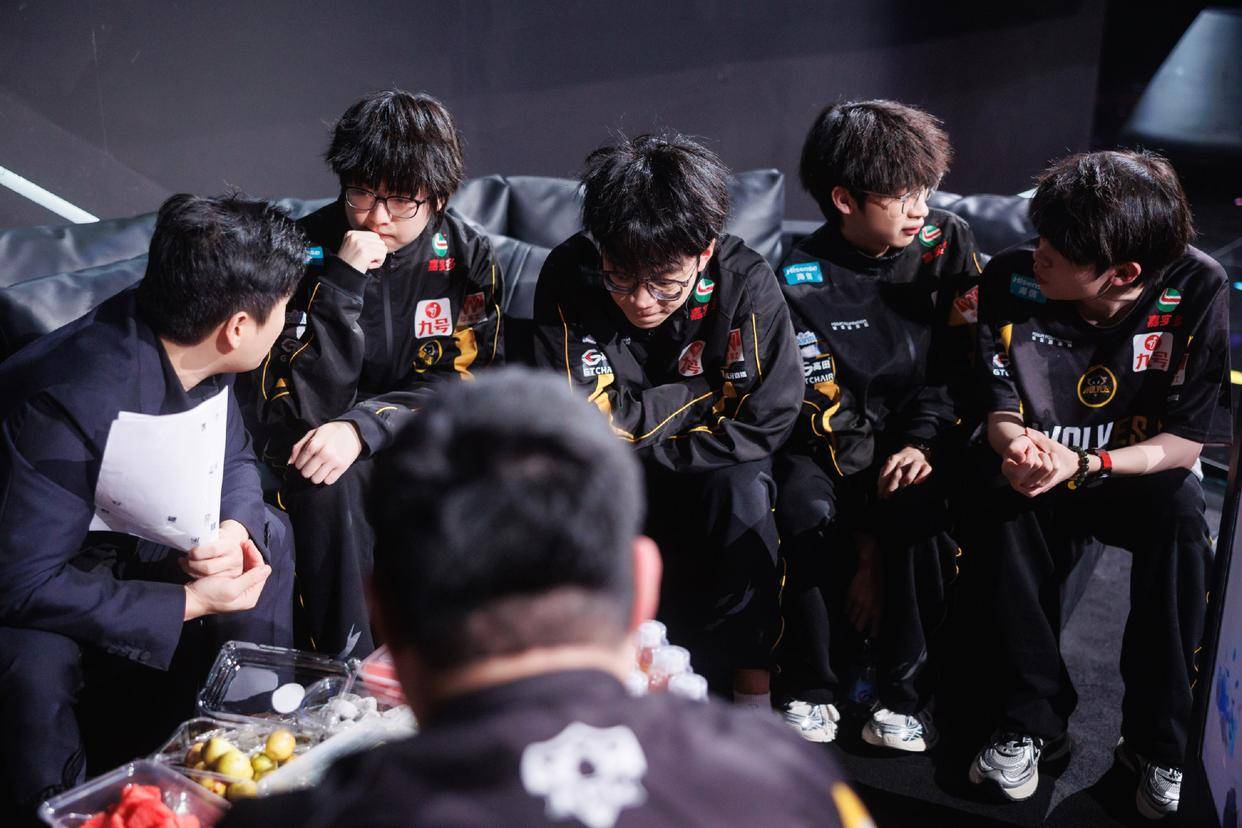 RNGM对抗路改名重庆狼队樱花：粉丝不满，归期“危”了