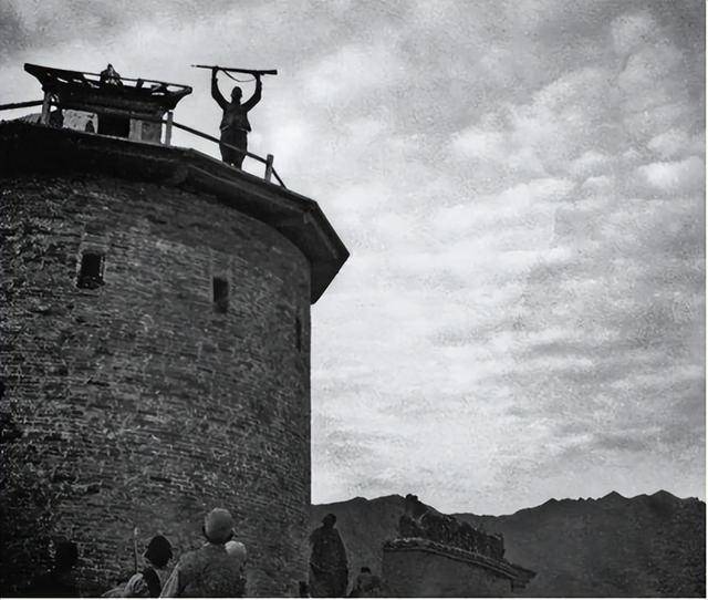 毛主席看着大授衔名单，突然问：“军中吕布”为何不在名单上？